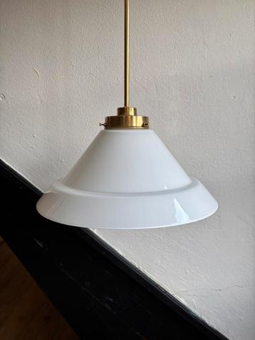 Vintage art deco witte driehoek melkglas opaline hanglamp beschikbaar voor biedingen