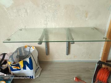 Glazen tafel met muurbeugels beschikbaar voor biedingen
