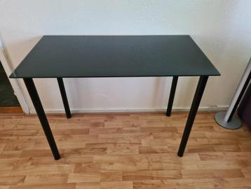 Zwarte glazen tafel beschikbaar voor biedingen