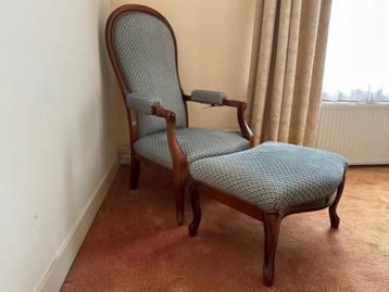 Klassieke houten relaxfauteuil met voetenbank beschikbaar voor biedingen