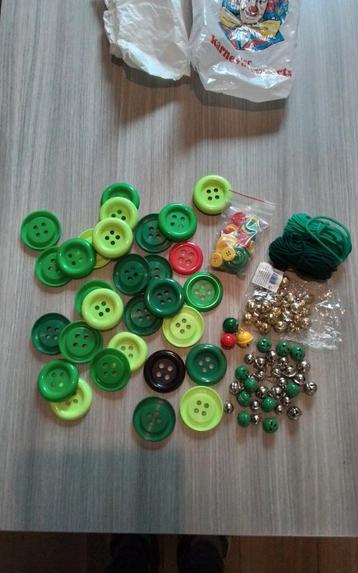 Carnavals Versierpakket: Knopen, Belletjes, Draad beschikbaar voor biedingen