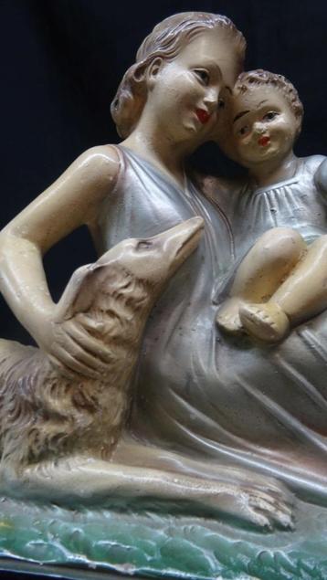 200021=Art Deco beeld van een dame met een hond.87 beschikbaar voor biedingen
