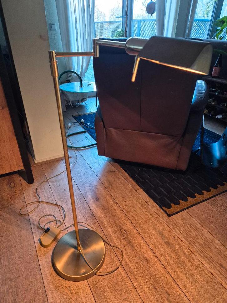 Gouden bankierslamp staand Herda, Huis en Inrichting, Lampen | Vloerlampen, Gebruikt, 100 tot 150 cm, Metaal, Ophalen