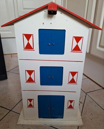 Vintage Houten Pakhuis met "handelswaar" beschikbaar voor biedingen