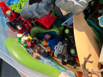Playmobil bak met o.a. ambulance auto en groen eiland beschikbaar voor biedingen