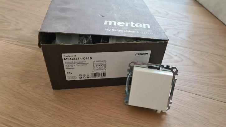 Merten stopcontact 10 stuks, Doe-het-zelf en Verbouw, Elektra en Kabels, Nieuw, Stopcontact, Ophalen of Verzenden