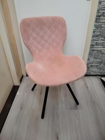 Roze Design Stoel beschikbaar voor biedingen