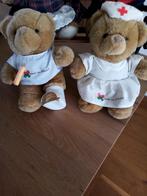 Schattige teddybeertjes op houtenbankjes, Verzamelen, Beren en Cherished Teddies, Ophalen of Verzenden, Gebruikt, Stoffen beer