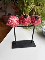 Leuk setje vogeltjes op stalen voet, Tuin en Terras, Ophalen of Verzenden, Zo goed als nieuw, Metaal, Dierenbeeld