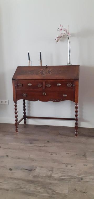 Secretaire.  beschikbaar voor biedingen