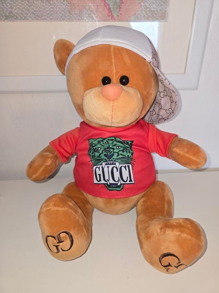 Leuke Bruine Beer met Gucci Shirt en Pet, Ophalen of Verzenden, Zo goed als nieuw, Beer