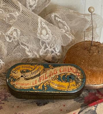 Brocante oud garenblikje / garen blikje Le Fil Au Chinois  beschikbaar voor biedingen