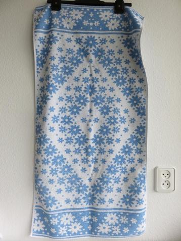 Vintage retro lichtblauwe met witte handdoek met bloemetjes beschikbaar voor biedingen