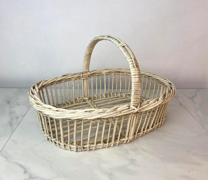 Vintage mand. Wit brocante, Huis en Inrichting, Woonaccessoires | Schalen en Manden, Gebruikt, Mand, Ovaal, Riet, Ophalen of Verzenden