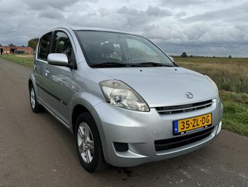 Daihatsu Sirion 2 1.0-12V Premium CV+AFST/ELK.PAKKET / APK 1 beschikbaar voor biedingen