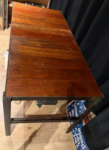 Industriële houten eettafel met 4 eetstoelen beschikbaar voor biedingen