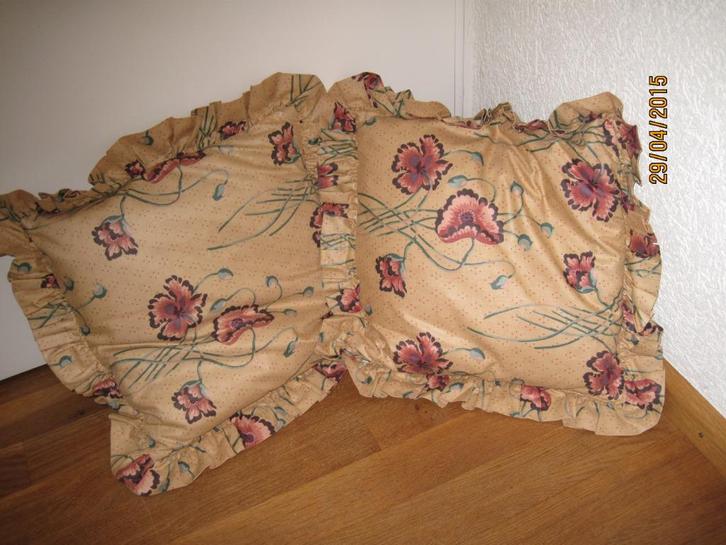 Sierkussens met bloemen 2 stuks, Huis en Inrichting, Woonaccessoires | Kussens, Gebruikt, Beige, Vierkant, Ophalen of Verzenden