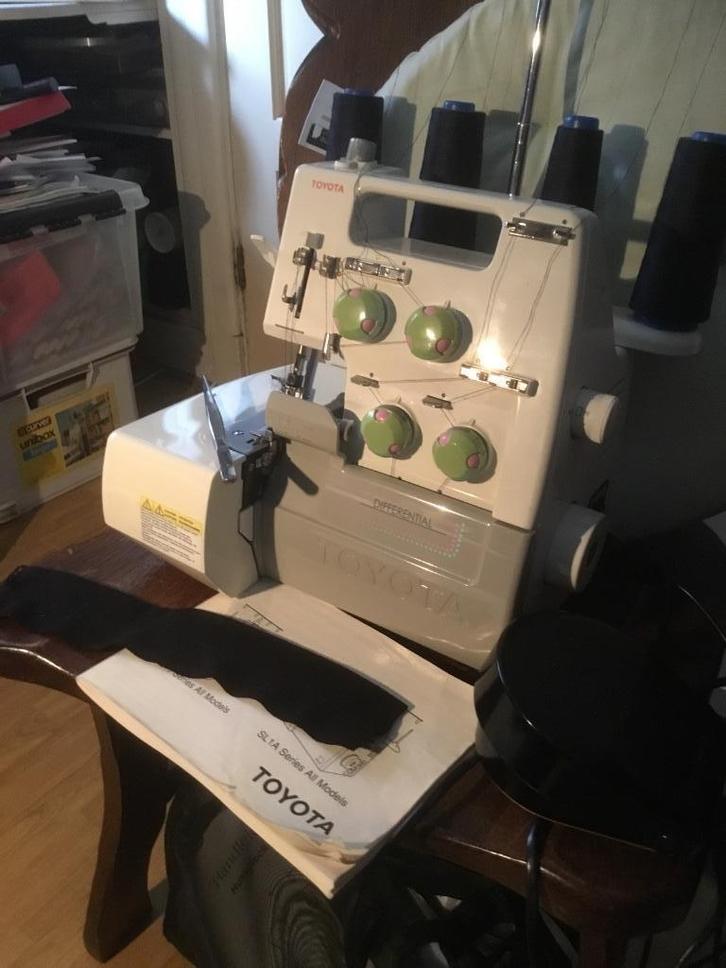 Toyota Lockmachine met originele handleiding, Hobby en Vrije tijd, Naaimachines en Toebehoren, Zo goed als nieuw, Lockmachine