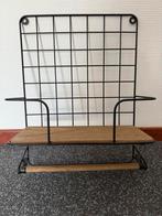 Metalen wandrek met houten plank en keukenrolhouder, Ophalen of Verzenden, Zo goed als nieuw