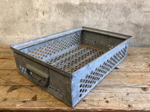 Gaatjes krat | zinken krat | krantenbak | kruidenrek | kist, Huis en Inrichting, Woonaccessoires | Kisten, Gebruikt, Minder dan 50 cm