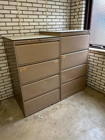 Twee grote laden kasten. beschikbaar voor biedingen
