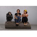 Monkey sitting on Tree Trunk – Aap fotomoment - 164 cm