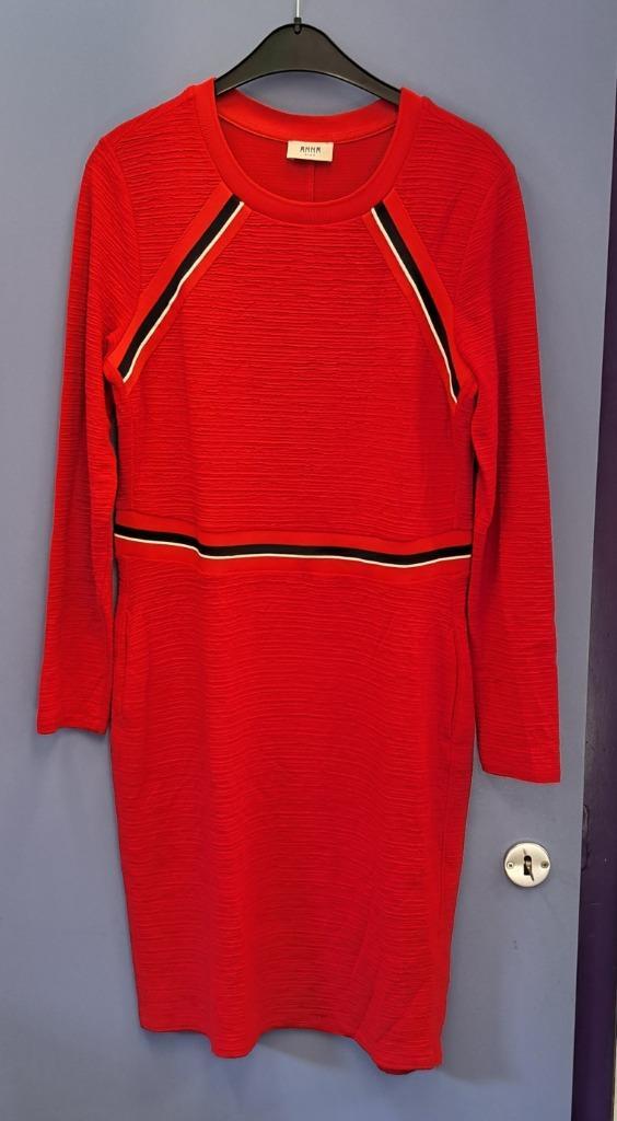 Anna van Toor knal rode jurk met zwarte band maat 44 48158, Kleding | Dames, Jurken, Zo goed als nieuw, Maat 42/44 (L), Rood, Onder de knie