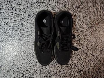 Zwart groene dames sneaker beschikbaar voor biedingen