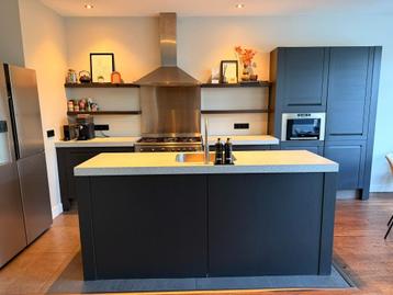 Moderne complete keuken met eiland en luxe apparatuur beschikbaar voor biedingen