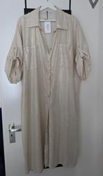 Lange doorknoopjurk, beige met glansje. Maat 50, Kleding | Dames, Blouses en Tunieken, Ophalen of Verzenden, Nieuw, Maat 46/48 (XL) of groter