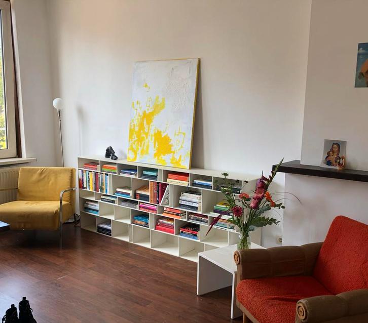 Witte kast met unieke vakken, Huis en Inrichting, Kasten | Boekenkasten, Gebruikt, 100 tot 150 cm, 25 tot 50 cm, Met plank(en)