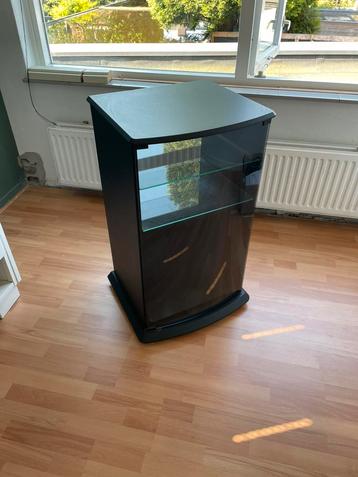 AV kast met glazen deur