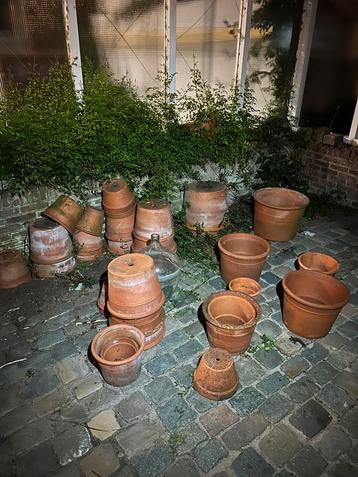 Diverse stenen/terracotta bloempotten in verschillende maten beschikbaar voor biedingen