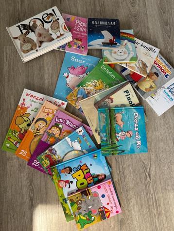 Grote stapel prentenboeken en liedjesboeken voor kleuters beschikbaar voor biedingen