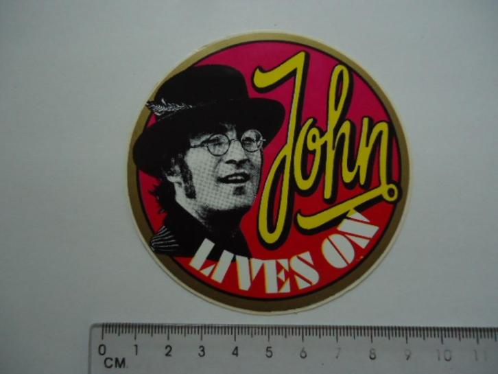 sticker oud The BEATLES John Lennon lives on pop muziek, Verzamelen, Stickers, Zo goed als nieuw, Bedrijf of Vereniging, Verzenden