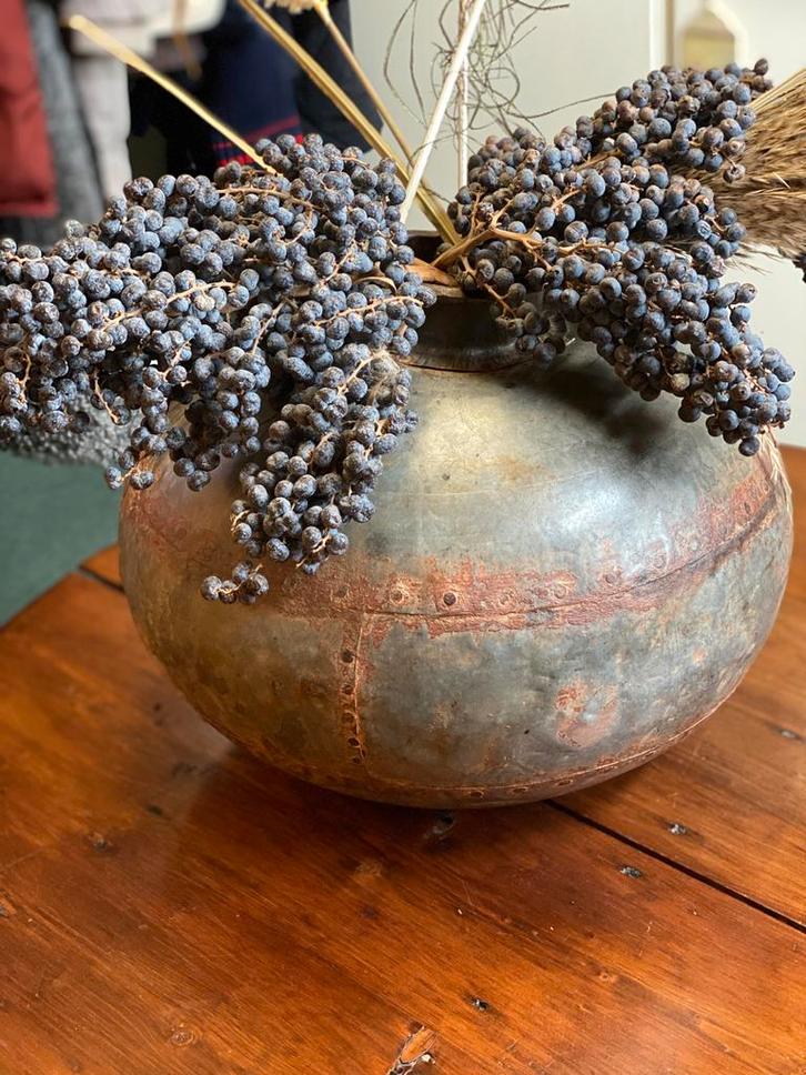 Oude Indiase waterkruik met decoratie, Huis en Inrichting, Woonaccessoires | Kunstplanten en Kunstbloemen, Gebruikt, Binnen, Ophalen of Verzenden