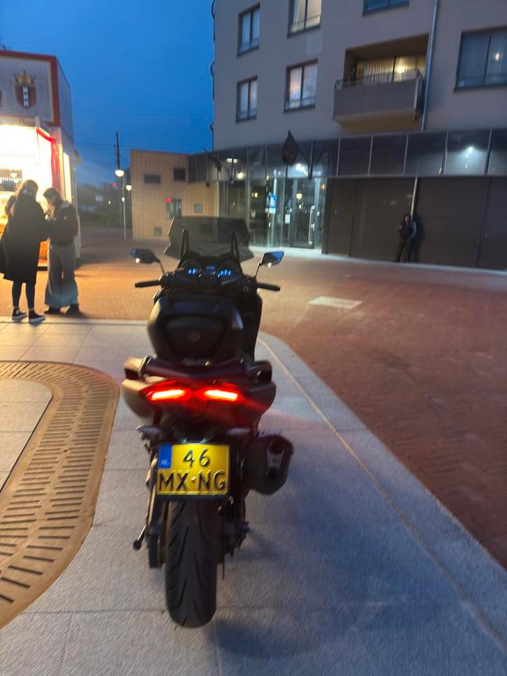 Yamaha TMAX Tech MAX 560 uit 2020, Fietsen en Brommers, Scooters | Piaggio, Zo goed als nieuw, Overige modellen, Benzine, Ophalen of Verzenden