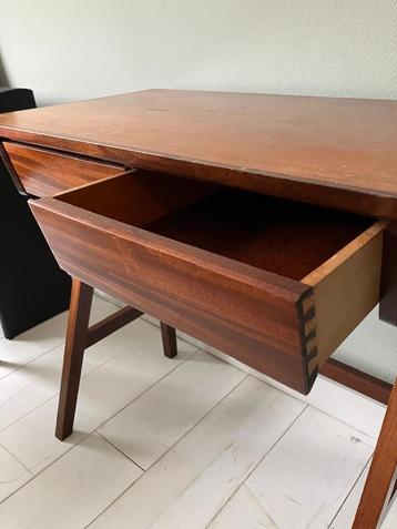 Vintage bureau beschikbaar voor biedingen