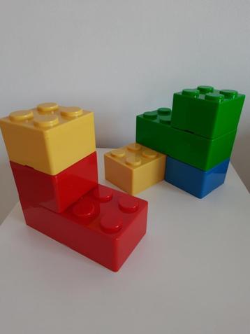 7 opbergbakjes in de vorm van legoblokjes beschikbaar voor biedingen