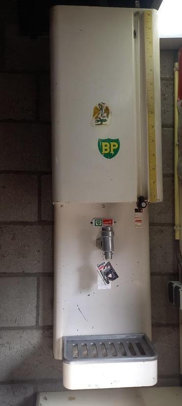 Oliebar en vul apparaat. beschikbaar voor biedingen