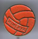 Minerva rood op koper voetbal speldje ( Z_185 ), Verzamelen, Speldjes, Pins en Buttons, Verzenden, Zo goed als nieuw, Merk, Speldje of Pin