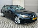 Zwarte BMW 5-Serie 525i E60 M-Pakket Touring 192PK/Panorama!, Auto's, BMW, Achterwielaandrijving, 1800 kg, Zwart, USB