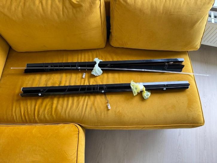 Twee zwarte Jaloezieën 117 cm breed en zelf in te korten, Huis en Inrichting, Stoffering | Gordijnen en Lamellen, Gebruikt, 100 tot 150 cm