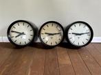 Bakelieten stationsklok – Pragotron, Industrieel , Vintage, Ophalen of Verzenden, Gebruikt, Analoog, Wandklok