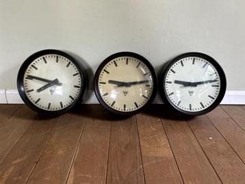 Bakelieten stationsklok – Pragotron, Industrieel , Vintage beschikbaar voor biedingen