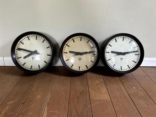 Bakelieten stationsklok – Pragotron, Industrieel , Vintage, Huis en Inrichting, Woonaccessoires | Klokken, Gebruikt, Wandklok