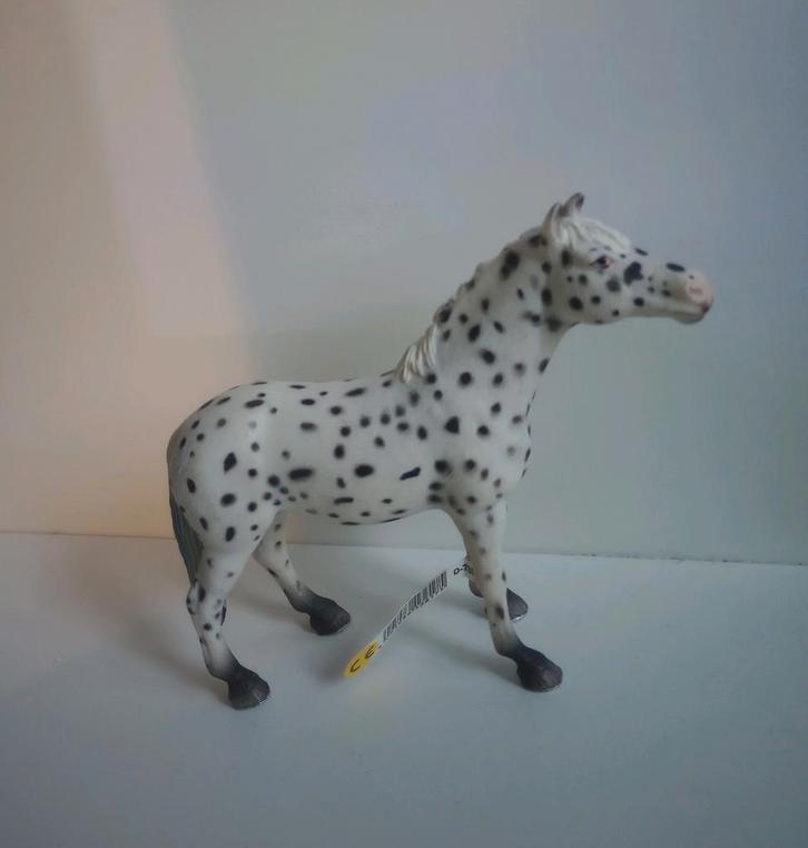 Schleich knabstrupper merrie 13617 met vaantje, Verzamelen, Dierenverzamelingen, Zo goed als nieuw, Beeldje of Figuurtje, Paard