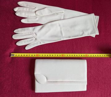Clutch met handschoenen beschikbaar voor biedingen
