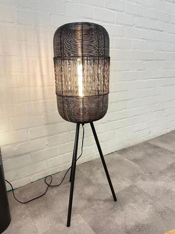 Vloerlamp beschikbaar voor biedingen