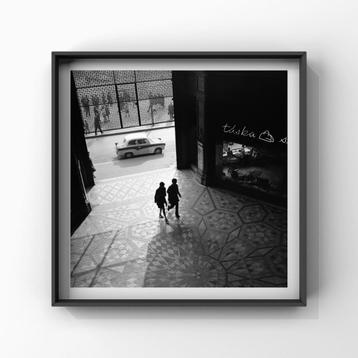 The bag shop, 1960 | vogelperspectief foto kunst mid century beschikbaar voor biedingen